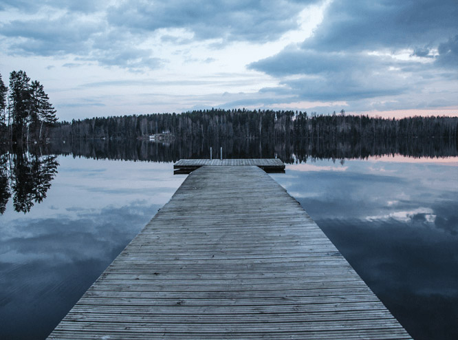 Steg am See beim Sonnenuntergang